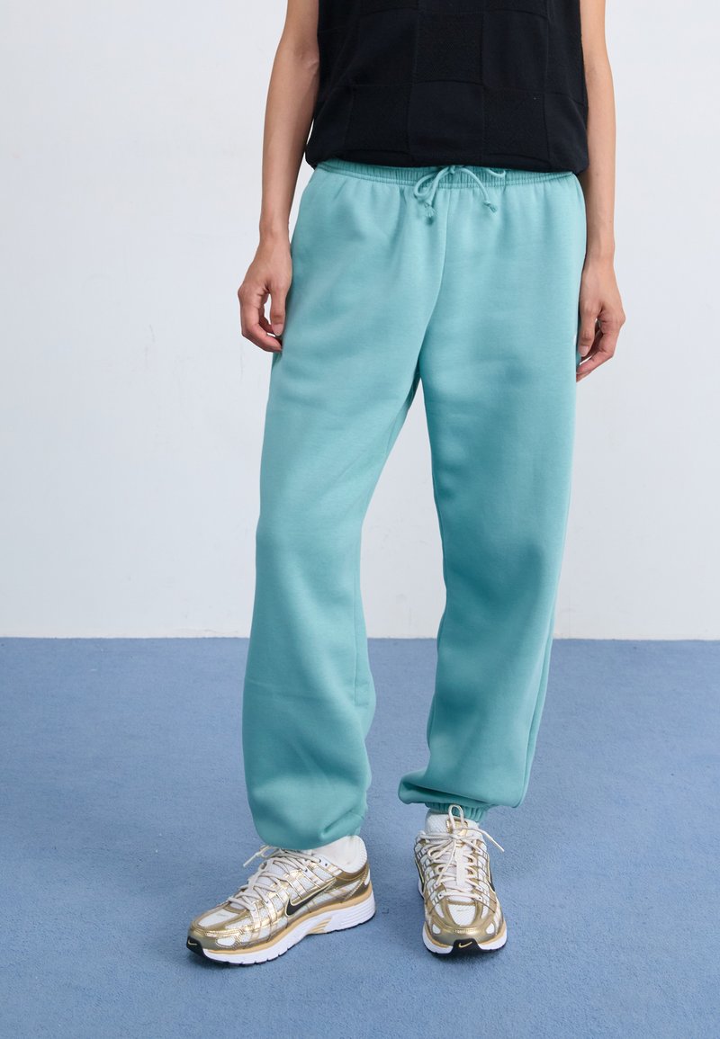 Nike Sportswear PANT - Teplákové kalhoty - cannon
