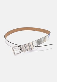 Cintura in pelle metallizzata argento con fibbia rettangolare argento e due passanti su sfondo bianco.