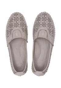 Beige Slipper mit kunstvollen Ausschnittmustern und geflochtenem Rand. Weiches Leder, das innen mit einem geprägten Logo versehen ist.