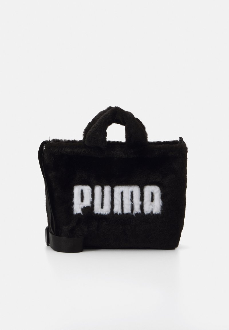 Sac à main rectangulaire noir en fourrure avec poignées courtes et bandoulière réglable, avec texte blanc "PUMA" sur le devant.