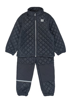 Fekete steppelt dzseki elülső cipzárral és hozzáillő nadrág, melyen egy lábon fényvisszaverő csík található, rugalmas mandzsetták az ujjakon és a nadrágszárakon.