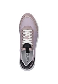 Helle lila Leder-Sneaker mit weißen Schnürsenkeln, einem schwarzen Fersenakzent und einer glatten Textur. Abgerundete Zehenpartie und gepolsterte Innensohle.