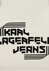 Sfondo bianco con testo nero in grassetto che recita "KARL LAGERFELD JEANS", con linee curve che accentuano le lettere.