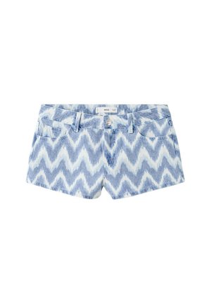 Short en denim à motif chevron bleu et blanc avec passants de ceinture, bouton à l'avant, fermeture éclair et poches, présenté sur fond blanc.