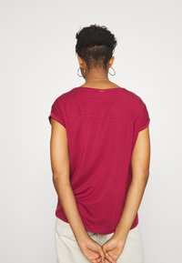 Vero Moda Camiseta básica - mottled red
