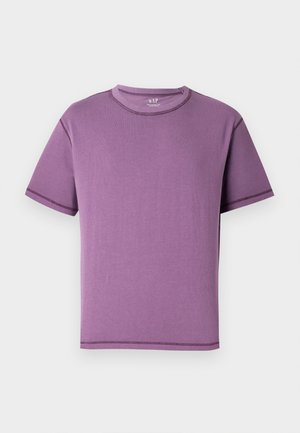 T-shirt violet à manches courtes en coton doux, avec un col rond et des coutures contrastantes le long des coutures.