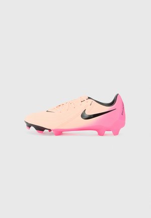 Roze gradient voetbalschoen met zwarte accenten, gestructureerd bovenwerk en roze rubberen noppen; voorzien van een prominent Nike-logo aan de zijkant.