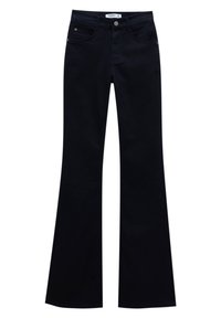 Jeans de denim negros acampanados con una textura suave, que cuentan con dos bolsillos delanteros y un cierre de botón en la cintura.