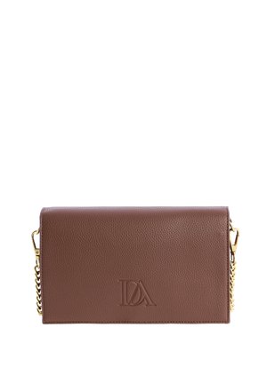 Bolso clutch de cuero marrón texturizado con el logo "IDA" en relieve y correa de cadena dorada visible en los lados.