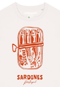Weißes T-Shirt mit einem orangefarbenen Grafik eines Sardinendosen mit drei Fischen, dem Text "SARDINES" und "Portugal" sowie einem detaillierten Dosenverschluss.