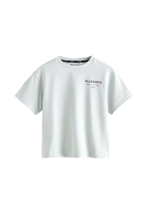 T-shirt blanc à manches courtes avec "ALLSAINTS" et un texte japonais imprimés sur le côté gauche de la poitrine, posé sur un fond blanc uni.