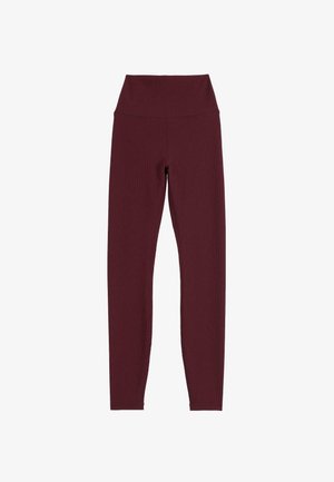 Leggings bordeaux a coste con vita alta. Il tessuto appare morbido, elastico e liscio, progettato per il comfort e la flessibilità.