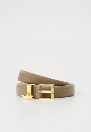 Taupe leren riem opgerold met een gouden gesp en een kleine gouden adelaar charm op een witte achtergrond.