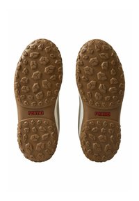 Suela de goma marrón con patrones de tracción multidireccional. Presenta el logo "reima" en rojo y acentos laterales lisos de color claro.