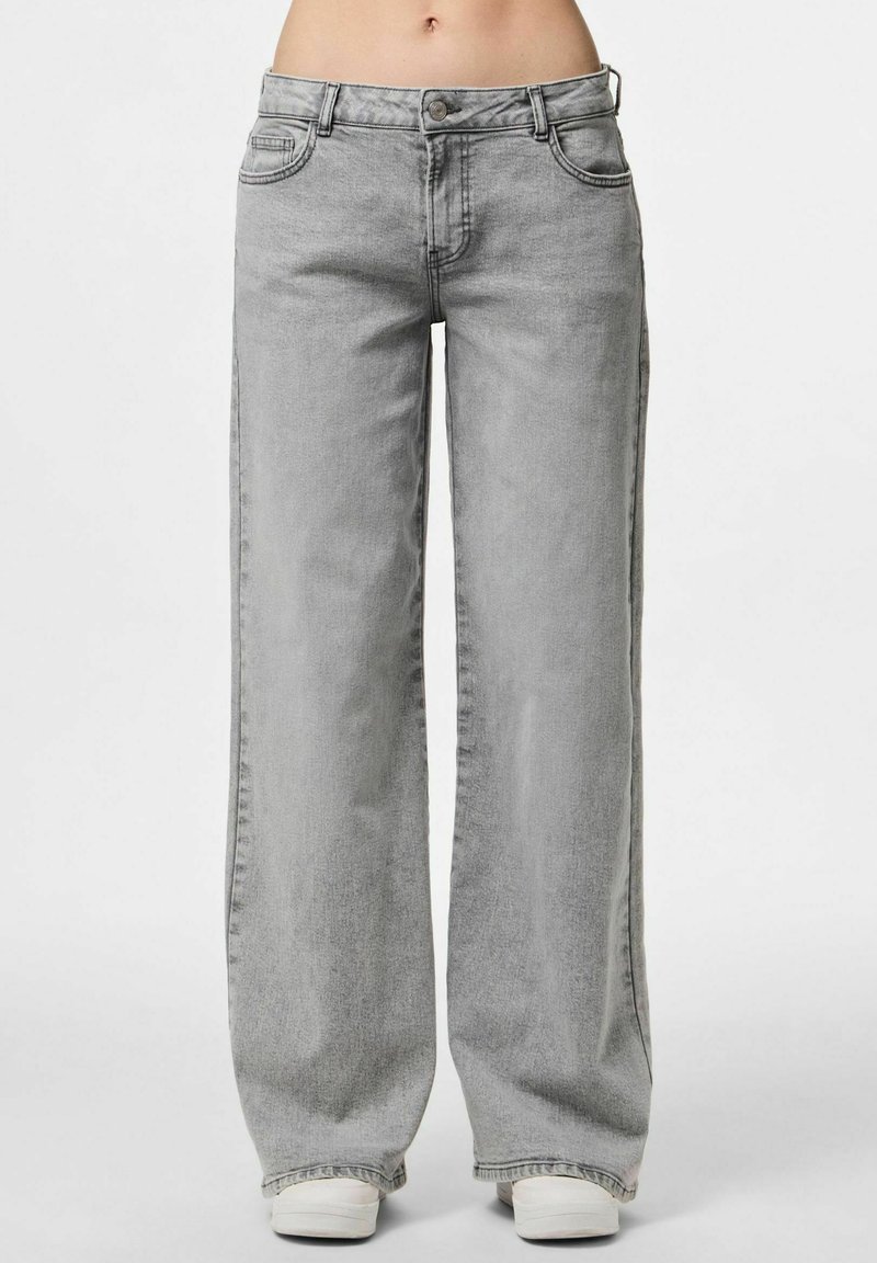 Široke traperice u svijetlosivom denimu, s klasičnom elastičnom trakom, prednjim džepovima i suptilnom izblijedjelom teksturom, te ravnim, opuštenim krojem.