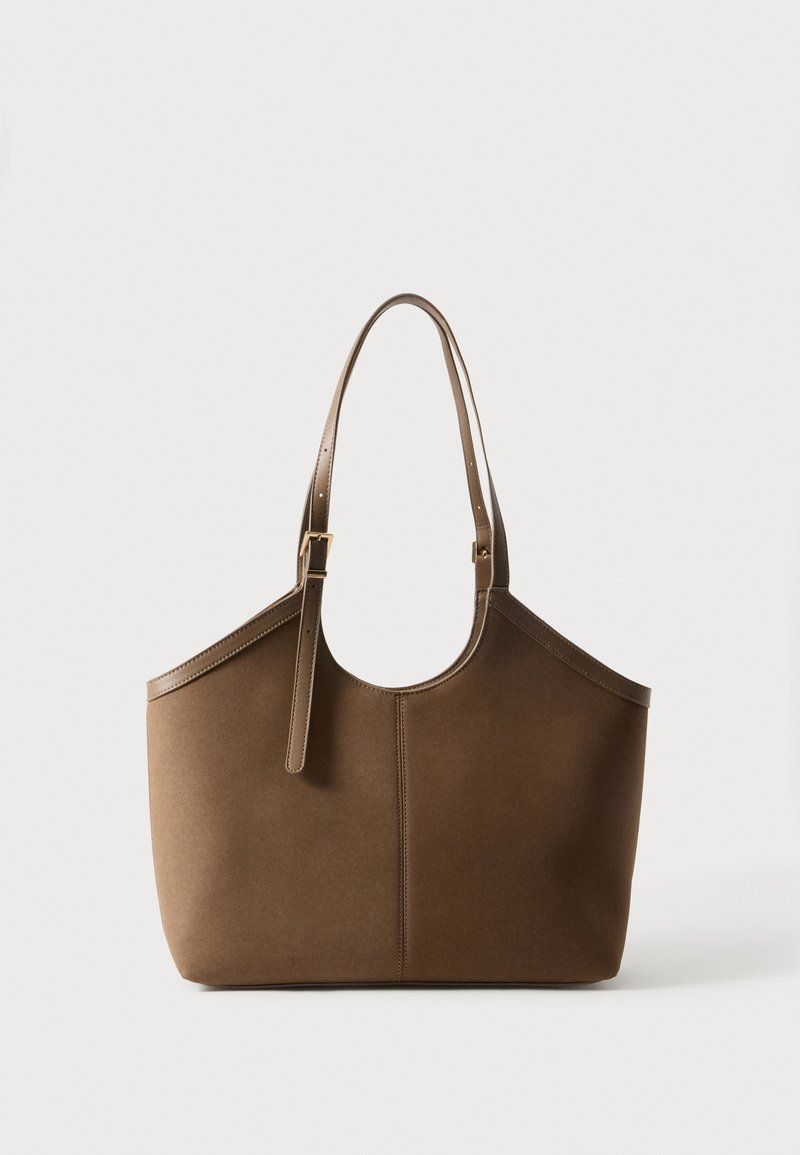 Sac cabas en cuir marron avec bandoulière ajustable et boucle dorée, texture lisse, présenté sur fond blanc uni.