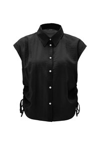 Černá košile s krátkými rukávy z lehké látky. Má zapínání na knoflíky na přední straně, strukturovaný límec a nastavitelné postranní poutka.