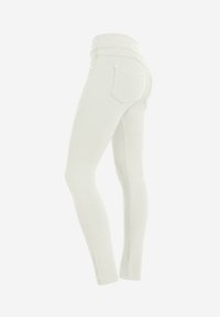 Leggings grigi chiari realizzati in tessuto elasticizzato, con vita alta, tasche posteriori e una texture liscia. Design aderente e slanciato.