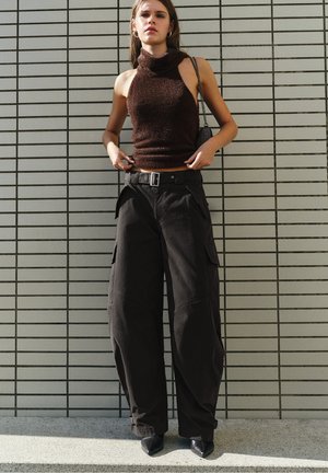 PULL&BEAR, HIGH-WAIST WIDE-LEG WITH BELT - CARGO TROUSERS - Pantalon cargo - black