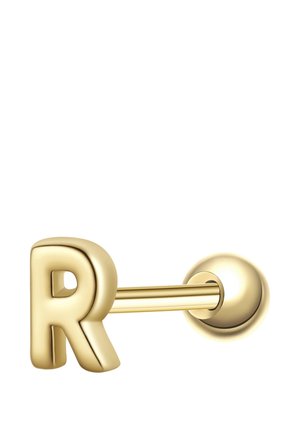 Clou d'oreille en or avec une lettre majuscule "R" à une extrémité et un support rond à l'autre, isolé sur fond blanc.