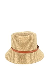 Beige geflochtener Strohhut mit breiter Krempe, ausgestattet mit einem braunen Lederband und einer leichten Verjüngung zur Spitze hin. Texturierte Oberfläche mit glattem Rand.