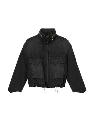 Giacca di jeans nera con colletto alto, cerniere dorate, due tasche sul petto e coulisse regolabile in vita. Design cropped, vestibilità ampia.