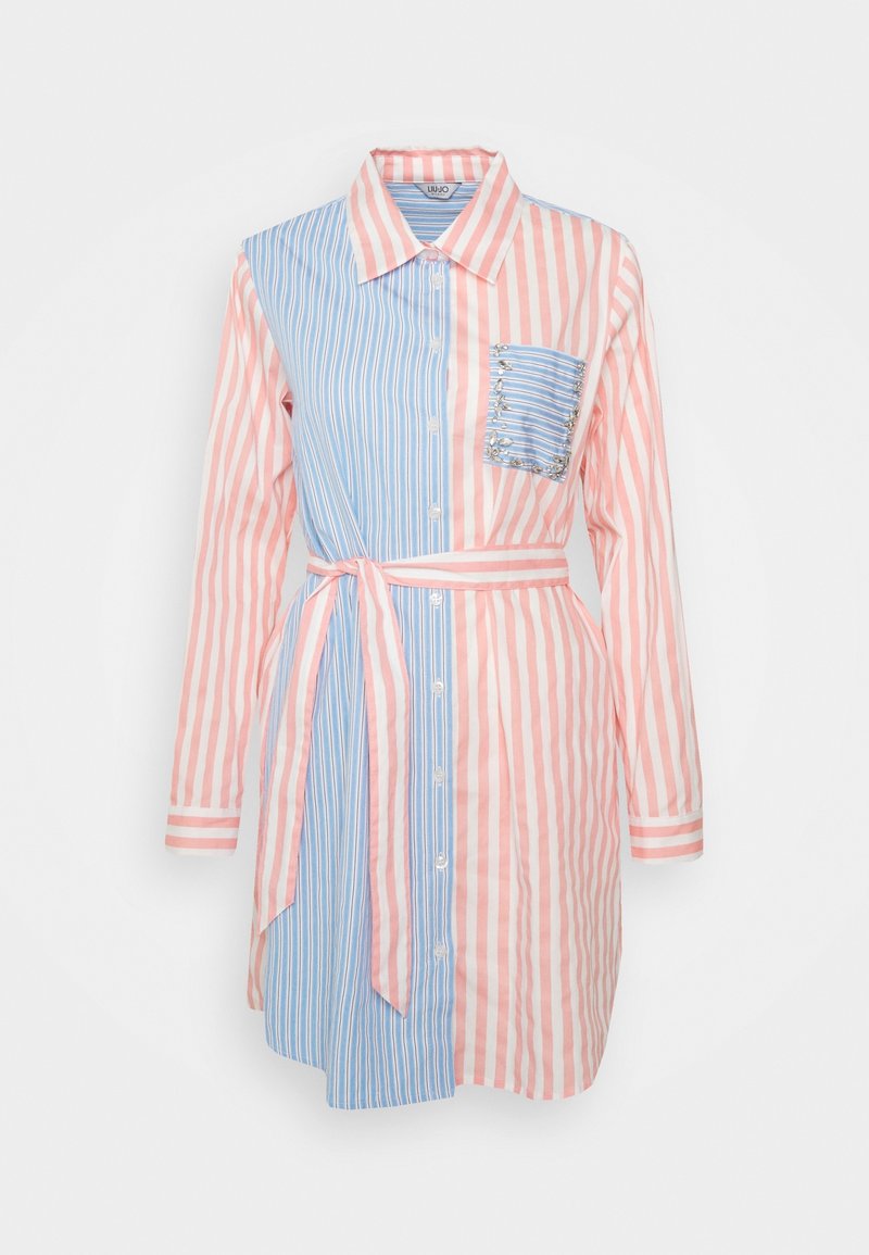 Robe-chemise rayée rose et bleue, dotée d'une patte de boutonnage, d'un col, de manches longues et d'une ceinture à nouer à la taille. Poche avec détails décoratifs.