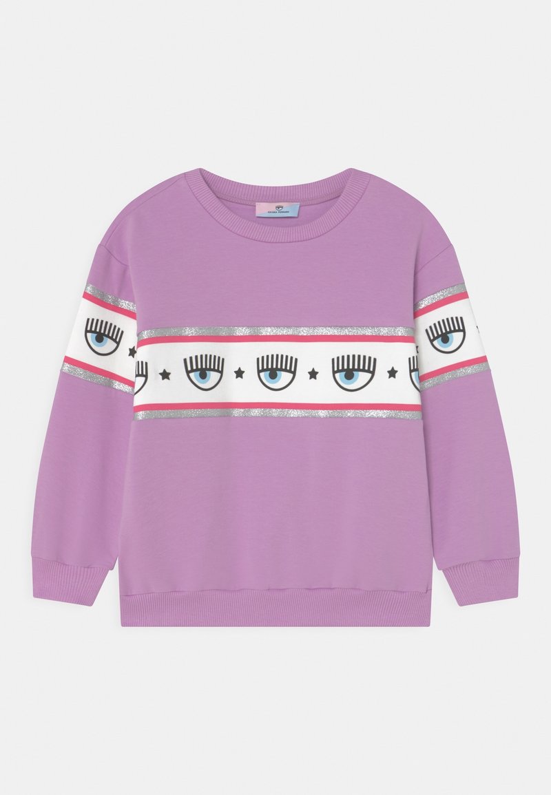Lila sweatshirt met lange mouwen en een witte band over de borst en armen, met blauwe oog- en zwarte sterpatronen omlijst door zilveren glinsterende strepen.