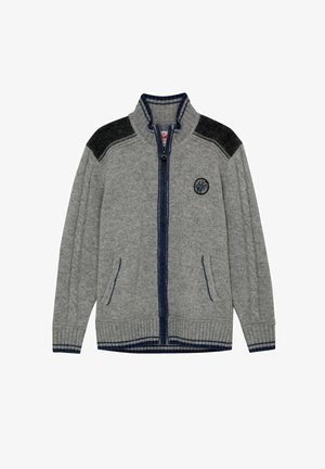 Grijze ritscardigan met donkergrijze schouderaccenten, twee voorkuilen, geztructureerd breiwerk en een circulair logo op de linkerborst.