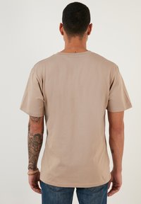 Buratti REGULAR FIT - Tricou basic - mink