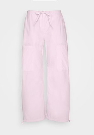 Pantalons larges de couleur rose clair, avec une taille à cordon de serrage, deux poches latérales et des poignets élastiques à l'ourlet. Texture lisse et coupe ample.