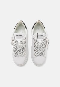 KARL LAGERFELD KAPRI PENDANT - Joggesko - white