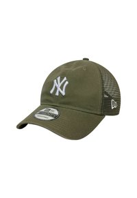 Olivgrüne verstellbare Cap mit gesticktem weißem Logo, gebogenem Schirm und Netzseitenteilen; verfügt über ein rundes Markenetikett auf der Vorderseite.