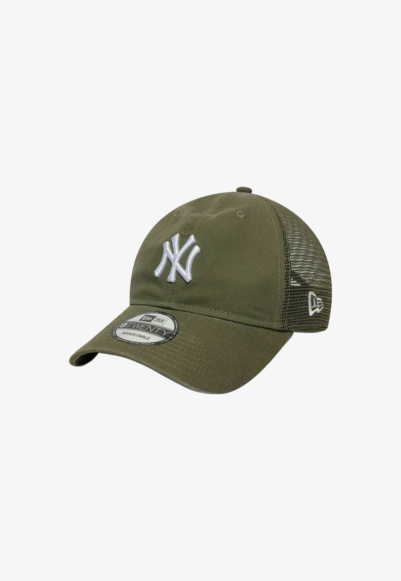 Olivgrüne verstellbare Cap mit gesticktem weißem Logo, gebogenem Schirm und Netzseitenteilen; verfügt über ein rundes Markenetikett auf der Vorderseite.