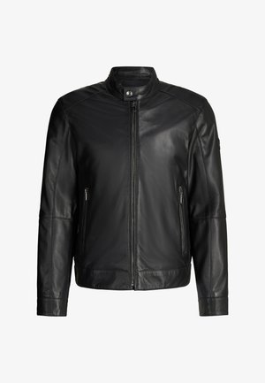 Zwarte leren jas met een ritssluiting aan de voorkant, twee zijzakken met ritsen en een kraag met drukknopen, afgebeeld op een witte achtergrond.