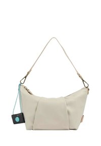 Borsa in pelle beige con una forma curva, dotata di una tracolla rimovibile e di un piccolo tag rettangolare nero con un accento blu.