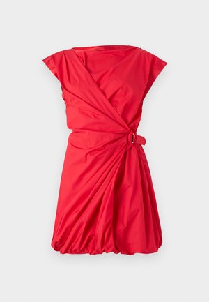 Kerge kangast punane kleit. Omab vöödisaini, lühikesi varukaid ja õmblusega seelikut, millel on külje pealt seotud detail.