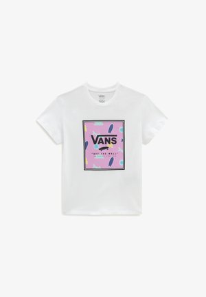 Biała koszulka z krótkim rękawem z fioletowym kwadratowym nadrukiem przedstawiającym deskorolki, kwiaty i tekst "VANS OFF THE WALL" w czerni.