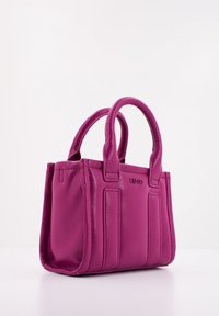 Pequeño bolso de cuero rosa con dos asas redondeadas, costuras verticales y un sutil logo de la marca en la parte frontal. Diseño compacto y estructurado.