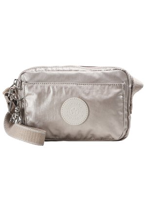 Gepolstertes silbernes Crossbody-Bag mit strukturierter Oberfläche, einer vorderen Reißverschlusstasche und einem runden Logo-Patch. Verfügt über einen gewebten Trageriemen für einen bequemen Transport.