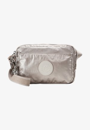 Polstret sølv crossbody taske med en tekstureret overflade, en frontlomme med lynlås og et rundt logo-patch. Har en vævet rem for nem transport.