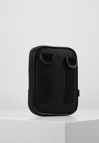 Czarny etui na zamek, z dwoma materiałowymi pętlami, trwały materiał, prostokątny kształt i gładka tekstura bez widocznych wzorów lub akcentów.