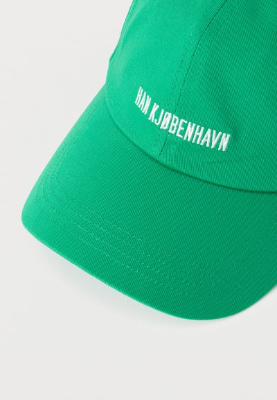 Πράσινο καπέλο μπέιζμπολ με λευκή κεντημένη επιγραφή "HAN KJØBENHAVN" μπροστά, εμφανιζόμενο σε λευκό φόντο.