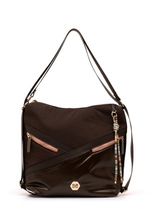Bolso de hombro marrón oscuro con dos bolsillos diagonales con cremallera, correa ajustable y borla decorativa con cuentas en el lado derecho.