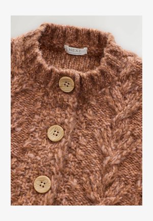 Cardigan tricotat în nuanțe de maro cald, cu textură în cablu, având trei butoane mari, rotunde, de culoare bej și un model de tricotare din fir moale și gros.