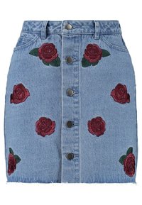 Jupe en denim avec une finition bleu clair, ornée de roses bourgogne brodées et de feuilles vertes. Fermeture à boutons sur le devant avec des accessoires en métal argenté.