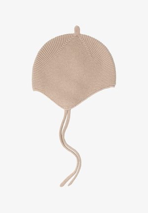 Beige strikket babyhue med øreklaffer og to lange snore hængende foran.