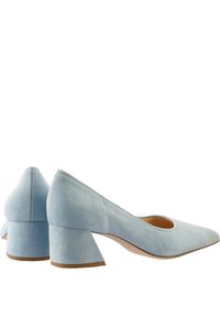 Niebieskie zamszowe szpilki z ostro zakończonym noskiem i masywnym obcasem, prezentujące gładką fakturę i nowoczesny, minimalistyczny design.
