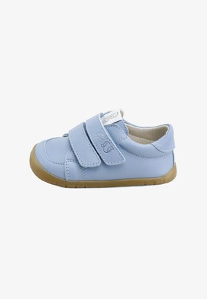 Zapato para niño pequeño de color azul claro con dos tiras de velcro y suela de goma color beige, mostrado de lado sobre un fondo blanco.