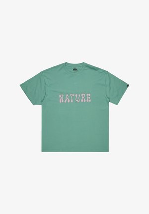 T-shirt verde in cotone con maniche corte e collo a giro. Presenta la scritta "NATURE" stampata in lettere rosa ondulate sulla parte anteriore.